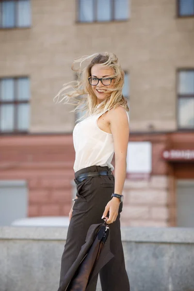 Schöne Junge Geschäftsfrau Mit Blonden Lockigen Haaren Trägt Anzug Und — Stockfoto