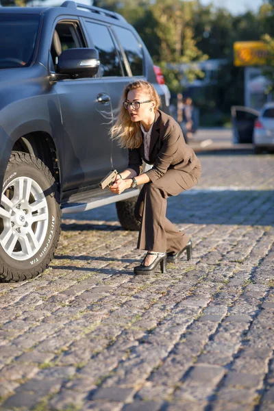 Gyönyörű Fiatal Szőke Göndör Haj Visel Öltöny Szemüveg Pisztollyal Egy — Stock Fotó