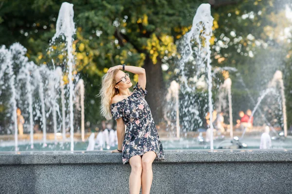 Hermosa Joven Con Pelo Rubio Rizado Con Vestido Gafas Delante — Foto de Stock