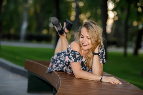 Mulher Bonita Com Cabelo Encaracolado Loiro Vestindo Vestido Óculos Deitados — Fotografia de Stock