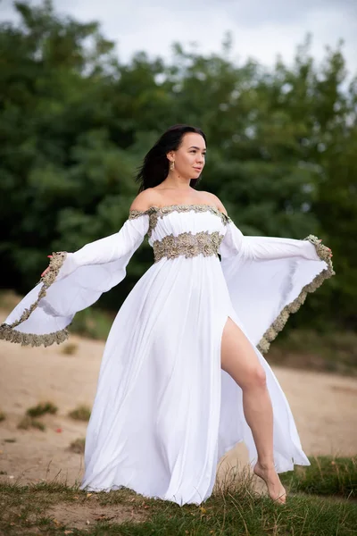 Joven Mujer Europea Con Pelo Castaño Vestido Vestido Novia Largo —  Fotos de Stock