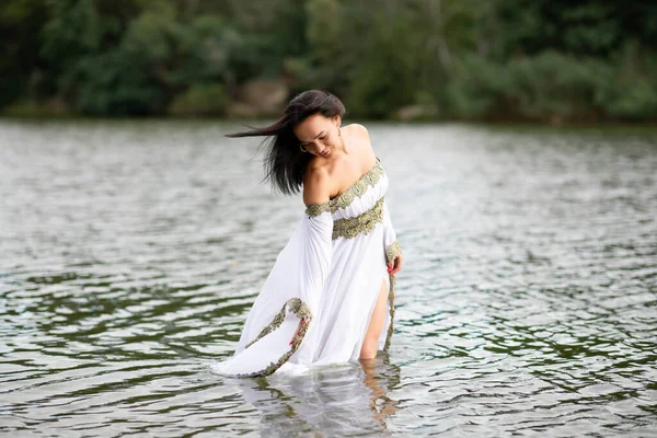 Jonge Europese Vrouw Met Bruin Haar Gekleed Een Lange Witte — Stockfoto