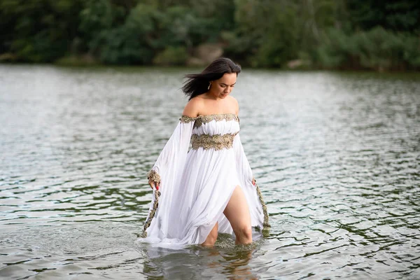 Kahverengi Saçlı Uzun Beyaz Gelinlikli Genç Avrupalı Kadın Nehirde Kalıyor — Stok fotoğraf