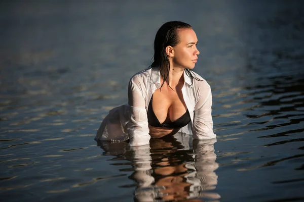 Joven Mujer Europea Con Pelo Oscuro Húmedo Cierra Posando Agua — Foto de Stock