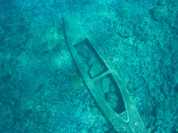 sank boat lie on the rocky seabed