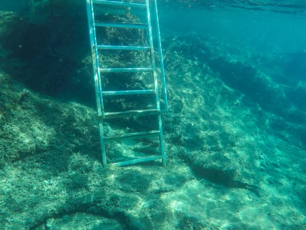 물 아래 사다리는 해저에 서 — 스톡 사진