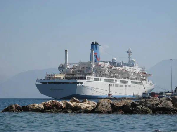 Kreuzfahrtschiff Fährt Vor Der Pier Einem Schiff Vor Der Küste — Stockfoto