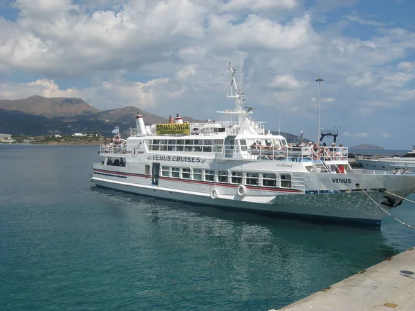 Dalgalar üzerinde yüzen gemi