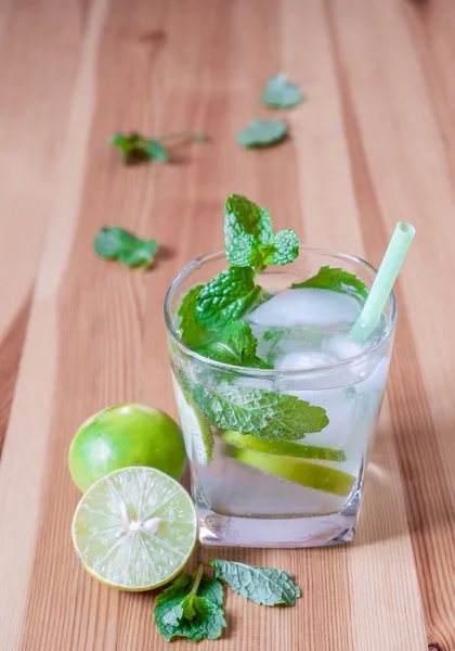 Limonada con menta y lima sobre mesa de madera — Foto de Stock