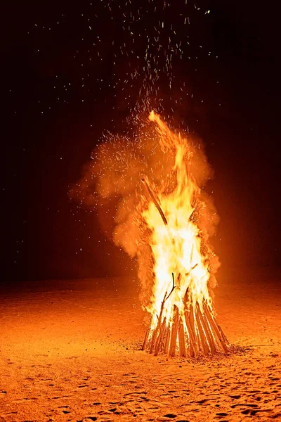 Feuer Sandstrand Feuerfunken Fliegen Den Nachthimmel — Stockfoto