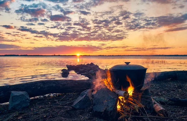 Caldero Con Hierve Fuego Fin Semana Río Amanecer Junto Agua — Foto de Stock