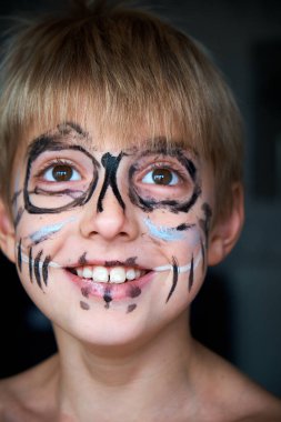 Tatildeki bir çocuğun resmi. Çocuğun samimi gülümsemesi. Neşeli genç bir adamın portresi..