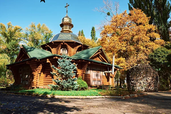 Drewniany Kościół Złotymi Kopułami Krzyżem Jesienny Krajobraz Zebrany Kawałek Drewna — Zdjęcie stockowe