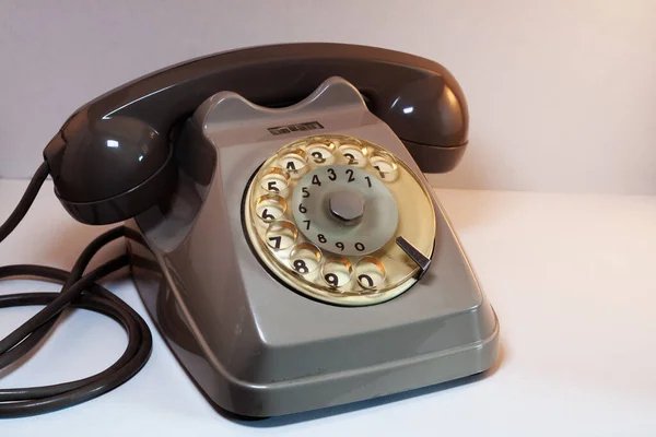 Vecchio telefono analogico rotativo vintage retrò in un backgroun bianco — Foto Stock