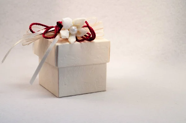 Isolado caixa de presente único com fita vermelha e branca e um branco p — Fotografia de Stock