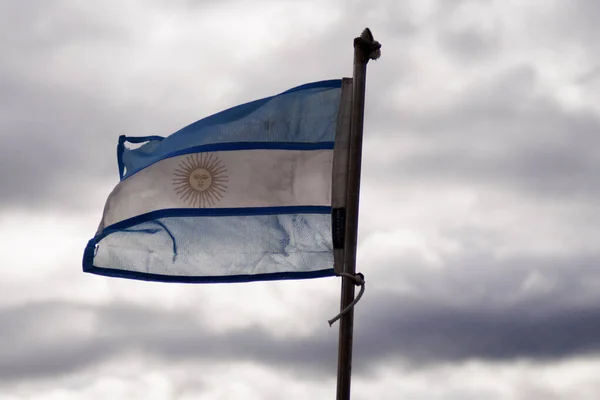 Argentinian flag waving on a cloudy day in patagonia, argentina — Stock Photo, Image