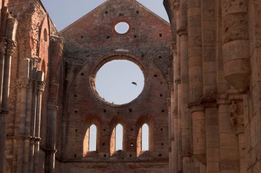 San Galgano kilisesinin güzel manzarası, mavi gökyüzü altında