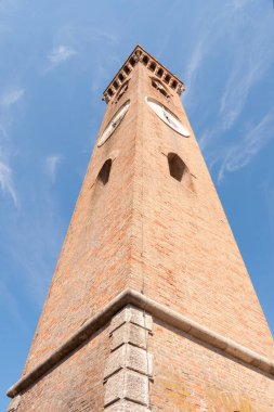 SANT 'ARCANGELO DI ROMAGNA - RIMINI HAZİRAN 11 HAZİRAN 2020 - Saat kulesinin altı ve mavi gökyüzü arka plan