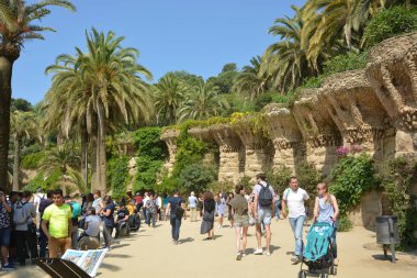 Yazı işleri. Mayıs 2018. Barcelona, İspanya. Kuş yuvalarının Gaudi tarafından Guell Park Teras duvarları inşa