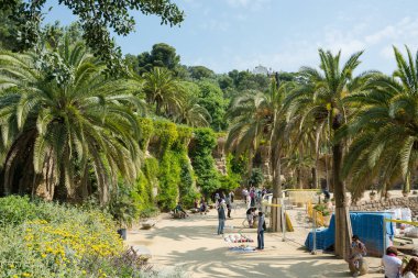 Yazı işleri. Mayıs 2018. Barcelona, İspanya. Kuş yuvalarının Gaudi tarafından Guell Park Teras duvarları inşa