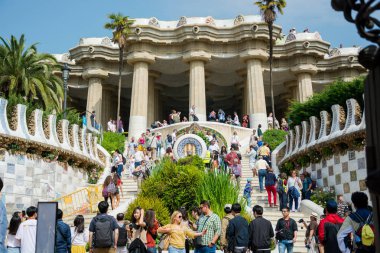 Yazı işleri. Mayıs 2018. Barcelona, İspanya. Ana merdiven Guell Park, girişinde mimar Gaudi