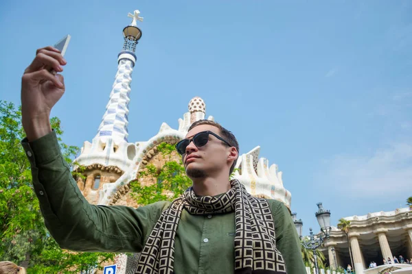 Genç bir adam bir selfie yapar Guell Park bir zencefilli ev, mimar Gaudi Barcelona, İspanya