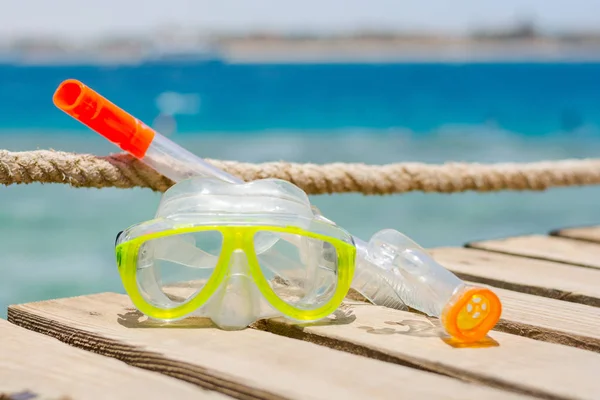 Máscara Con Tubo Snorkel Colgado Muelle Fondo Del Mar — Foto de Stock