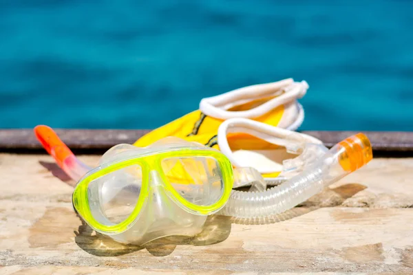 Masker Met Een Snorkel Buis Een Gele Slippers Voor Koralen — Stockfoto