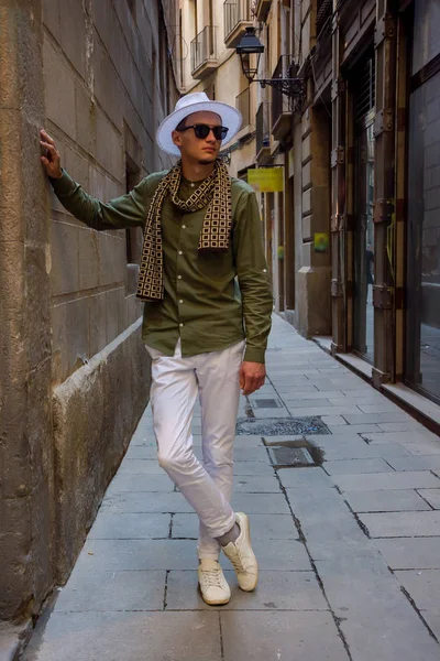 Genç bir adam, Barselona, İspanya, Gotik Mahallesi'nin dar bir ortaçağ sokakta şapkalı bir turist