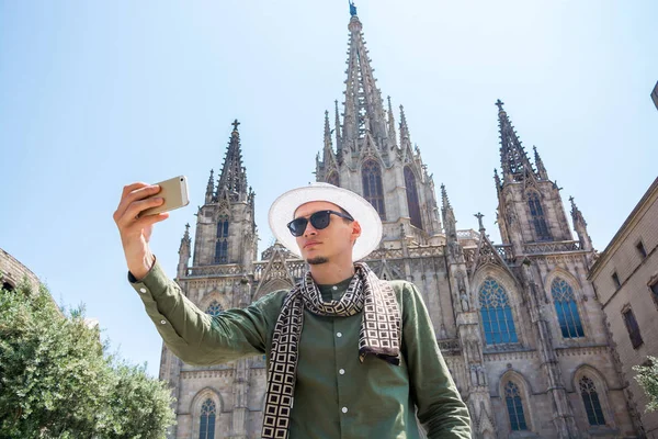 Joven Turista Gafas Sombrero Hace Selfie Frente Fachada Catedral Santa — Foto de Stock