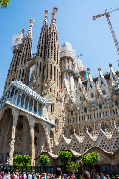 Yazı işleri. Mayıs 2018. Sagrada Familia cephe yaz, Barcelona, İspanya