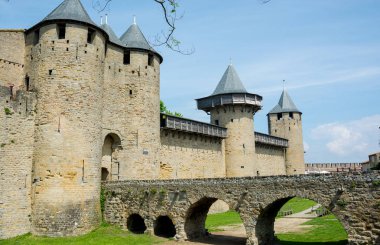 Kale duvarı ve köprü Ortaçağ şehrinin Fransa, Carcassonne içinde görünüm
