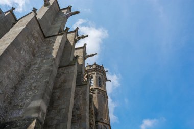 La basilique Saint-Nazaire Ortaçağ şehrinin Carcassonne Fransa gökyüzünün önünde