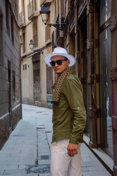 Young Guy Tourist Hat Walking Narrow Medieval Street Gothic Quarter — Stock Photo, Image