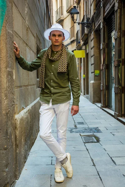 Joven Turista Con Sombrero Una Estrecha Calle Medieval Barrio Gótico — Foto de Stock
