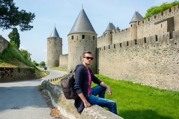 Joven Con Mochila Sienta Cerca Muralla Fortaleza Ciudad Medieval Carcassonne — Foto de Stock