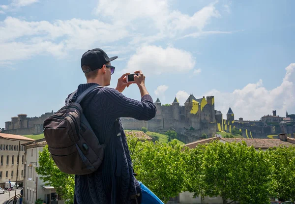 Joven Con Mochila Dispara Por Vista Del Teléfono Inteligente Del — Foto de Stock