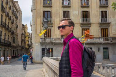 Yazı işleri. Mayıs, 2018. Girona, İspanya Onyar Nehri yakınında köprüde genç bir adam duruyor. İnsanlar sokakta yürürken, insanlar