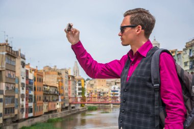 Girona, İspanya Onyar Nehri yakınında bir akıllı telefon ile bir video bir genç adam vuruyor