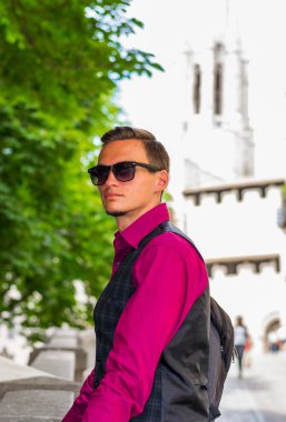 Genç bir adam, bir turist üzerinde arka plan Katedrali Plaza de Catedral Girona, İspanya üzerinde duruyor.