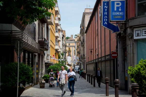 Yazı işleri. Mayıs, 2018. İnsanlar sokakta Girona, İspanya.