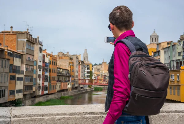 Joven Graba Vídeo Con Smartphone Cerca Del Río Onyar Girona — Foto de Stock