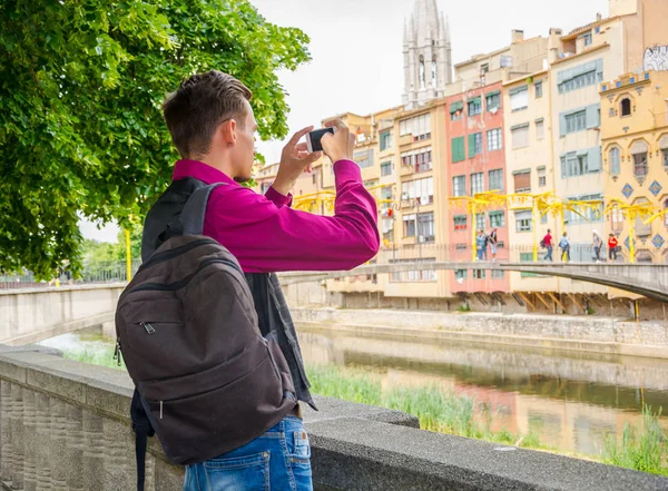 Joven Graba Vídeo Con Smartphone Cerca Del Río Onyar Girona — Foto de Stock