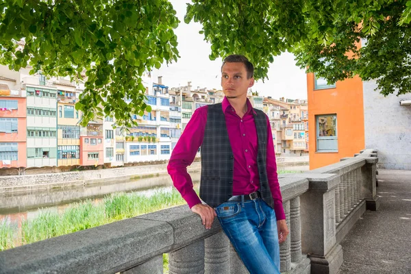 Ein Junger Mann Tourist Steht Ufer Des Flusses Onyar Girona — Stockfoto