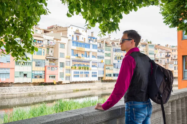 Joven Turista Para Con Una Mochila Orilla Del Río Onyar — Foto de Stock