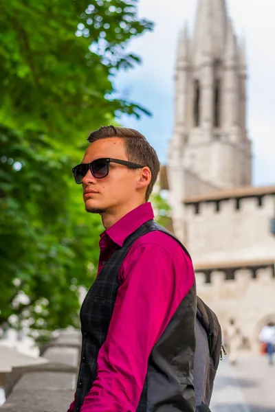 Ung Kille Turist Står Bakgrunden Domkyrkan Plaza Catedral Girona Spanien — Stockfoto