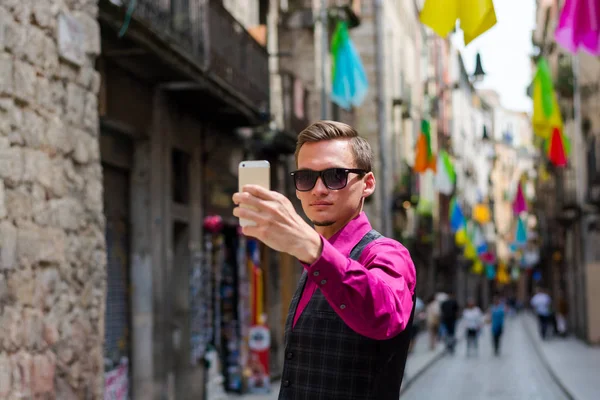 Jovem Turista Faz Selfie Telefone Celular Rua Girona Decorado Com — Fotografia de Stock