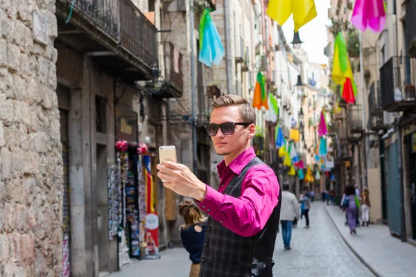 Joven Turista Hace Selfie Teléfono Móvil Calle Girona Decorado Con — Foto de Stock