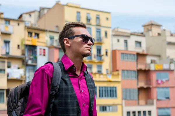 Bir genç adam, turist, nehir kıyısında Onyar Girona, İspanya üzerinde duruyor