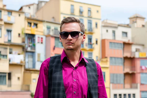 Bir genç adam, turist, nehir kıyısında Onyar Girona, İspanya üzerinde duruyor